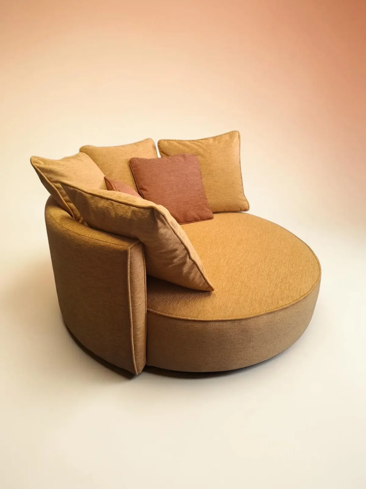 Canapé rond retapissé en tissu ocre et miel avec coussins terracotta